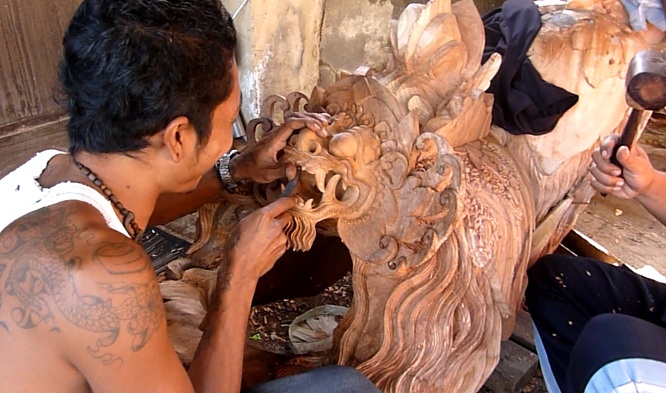 Video Schnitzkunst, Figur Barong, Bali / Indonesien